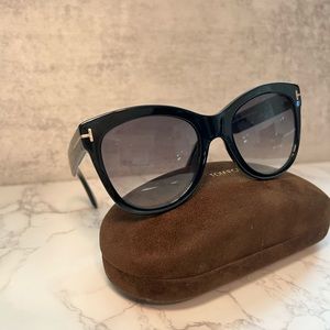 Tom Ford Wallace TF870 01B Sunglasses Women's Shiny Black/Smoke Gradient 54mm